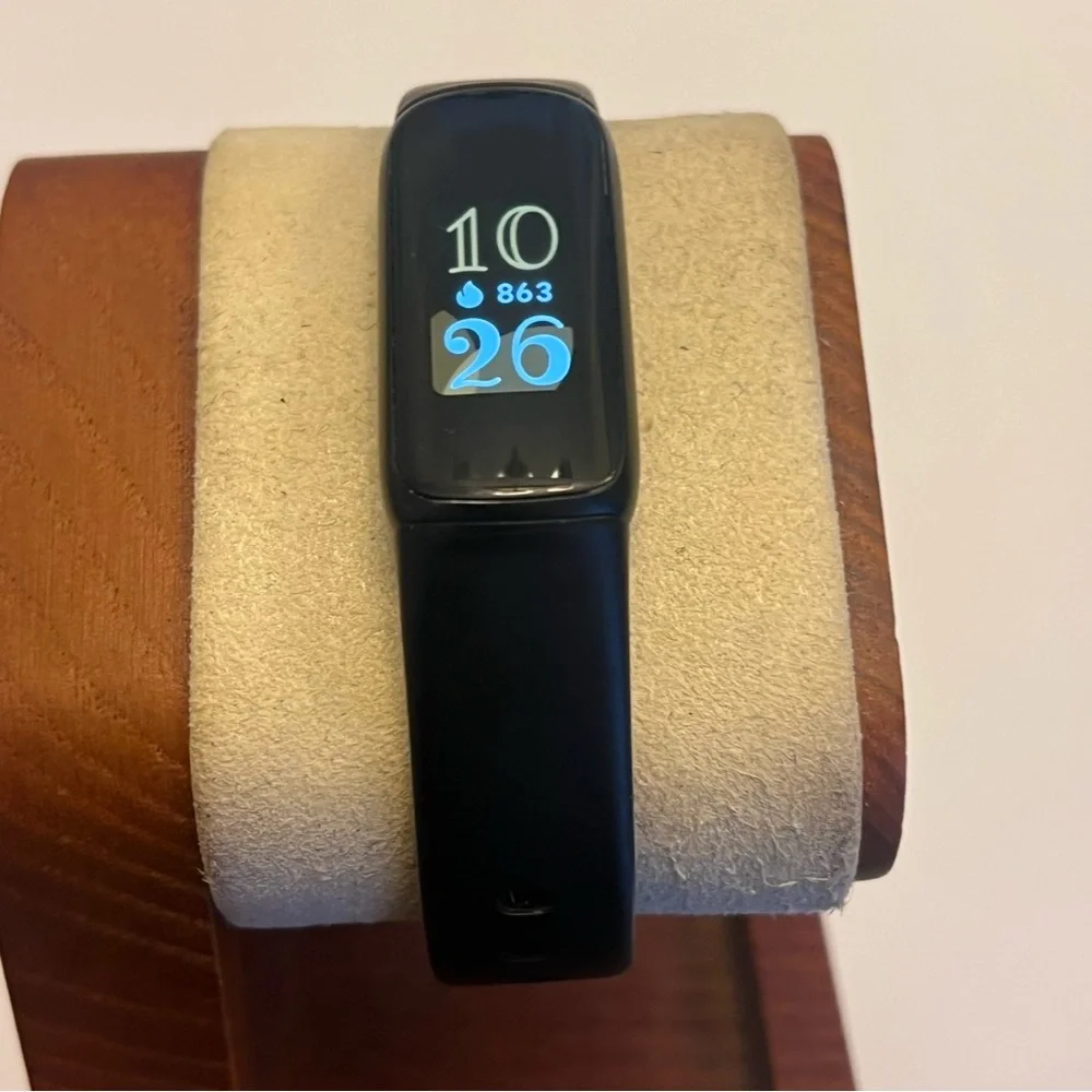 Fitbit Luxe, Tested, Excellent, Charger‎ Included, Black On Black